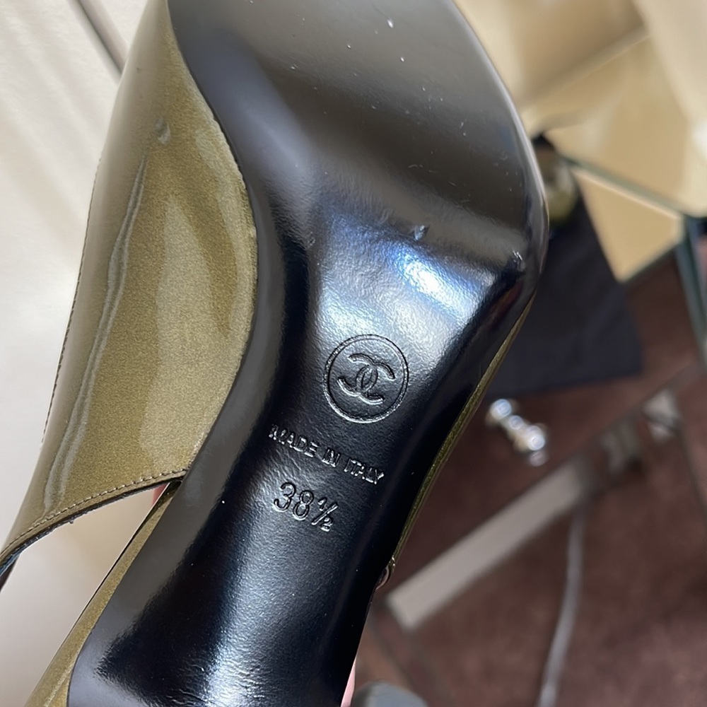 CHANEL HEELS NEW  38.5 PATENT‎ LEATHER METALLIC OLIVE GREEN 🫒 CHANEL DUST BAG - Picture 14 of 17